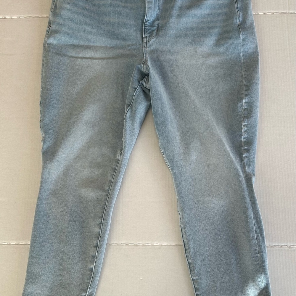 American Eagle Outfitters Women’s Light Blue High-Rise Jeggings